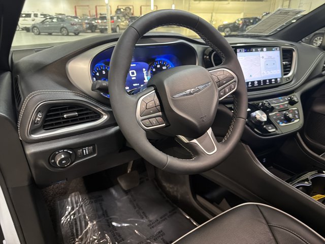 Used 2026 Chrysler Pacifica Limited FWD image 15