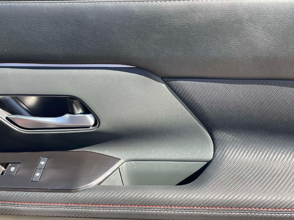 Used 2025 Nissan Kicks SR FWD image 9
