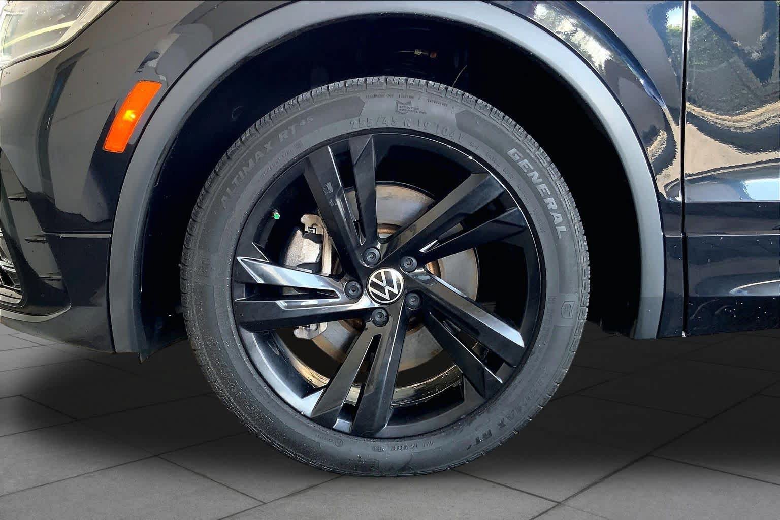 Used 2023 Volkswagen Tiguan SE R-Line FWD image 11