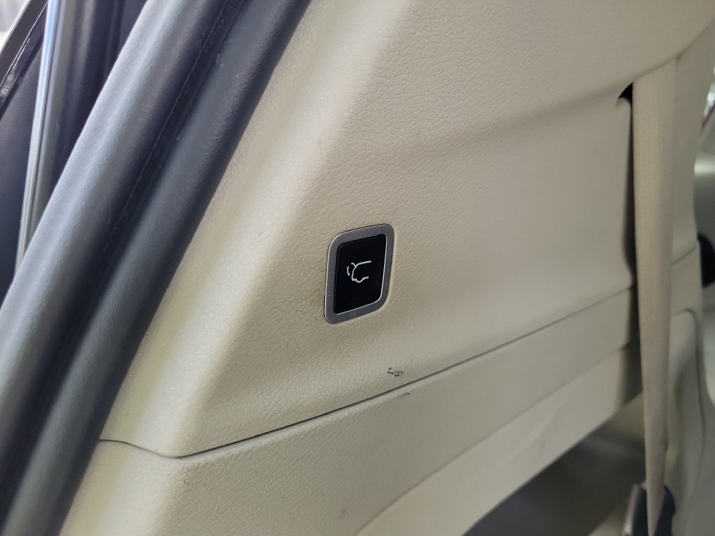 Used 2023 Chrysler Voyager LX FWD image 11