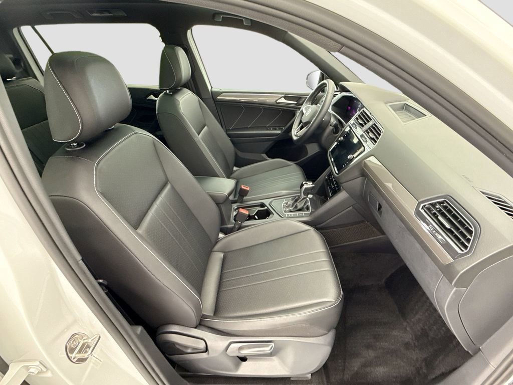 Used 2023 Volkswagen Tiguan SE R-Line FWD image 18