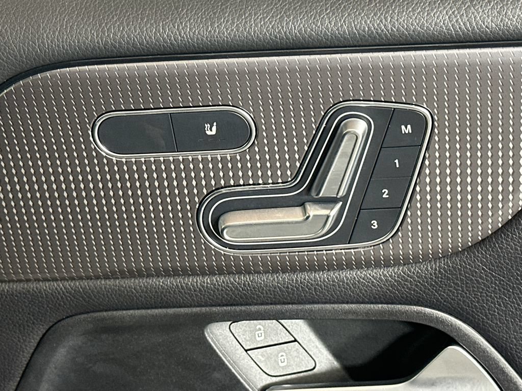 Used 2023 Mercedes-Benz GLB 250 image 16