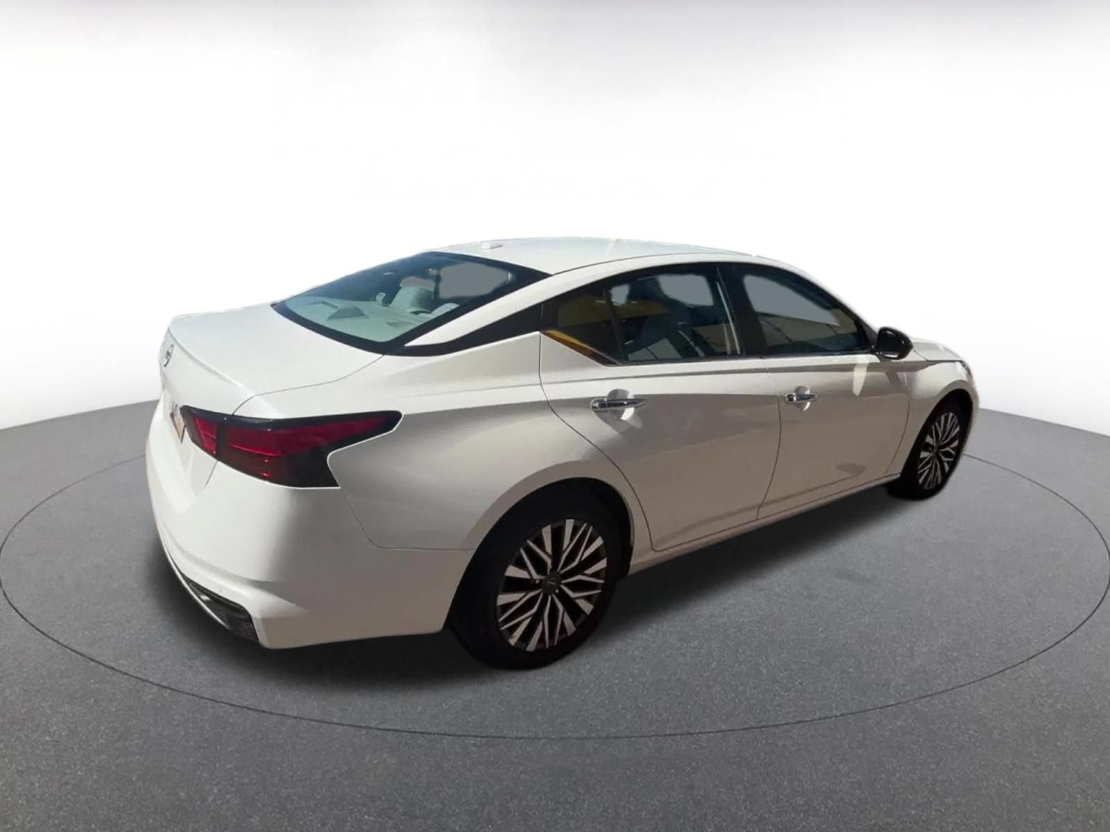 Used 2025 Nissan Altima 2.5 SV FWD image 14