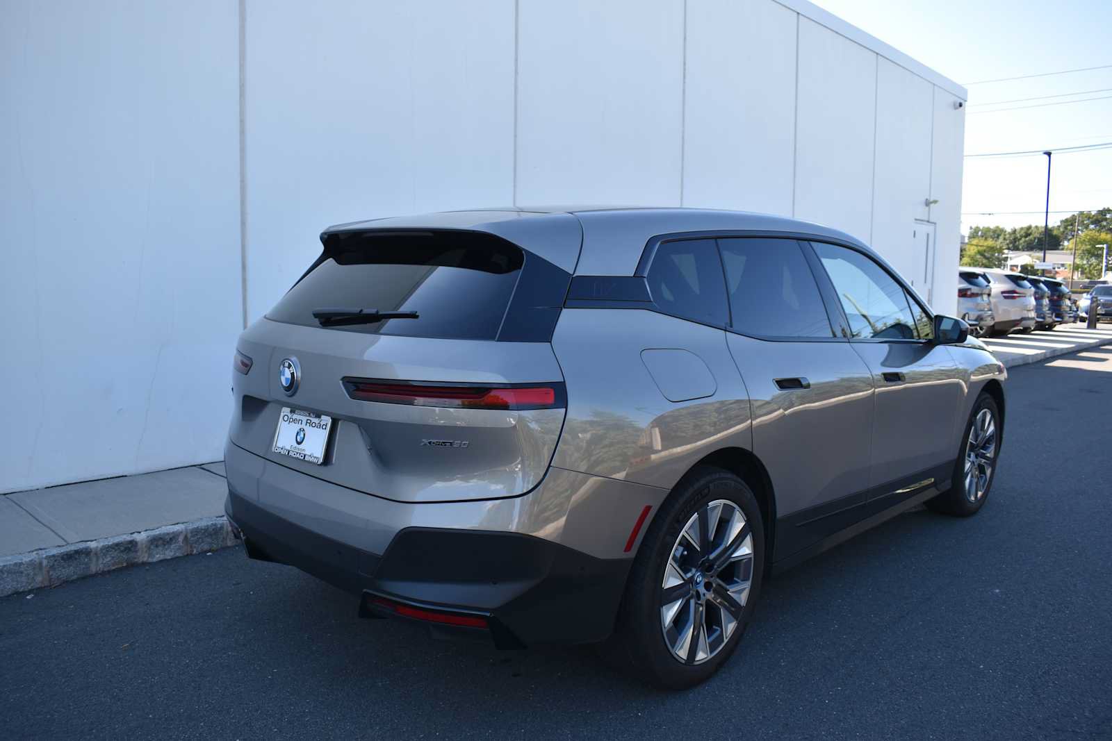 Used 2024 BMW iX xDrive50 w/ Premium Package AWD/4WD image 5