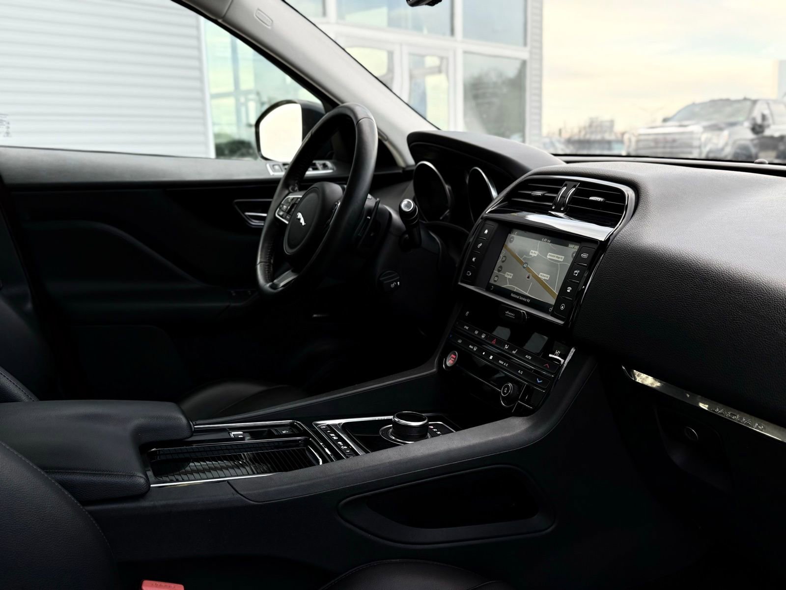 Used 2018 Jaguar F-PACE Premium image 15