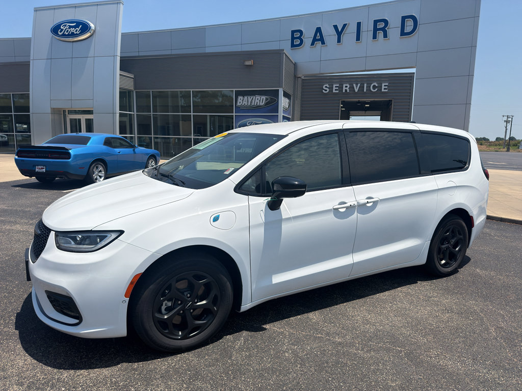 Used 2024 Chrysler Pacifica Limited FWD image 1