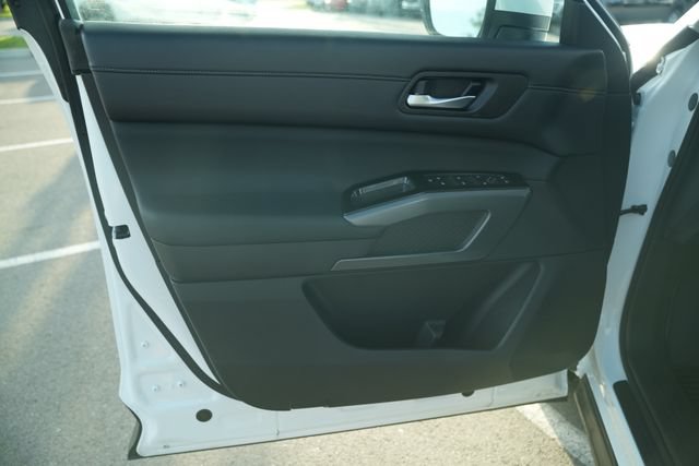 Used 2025 Nissan Pathfinder SL AWD/4WD image 14