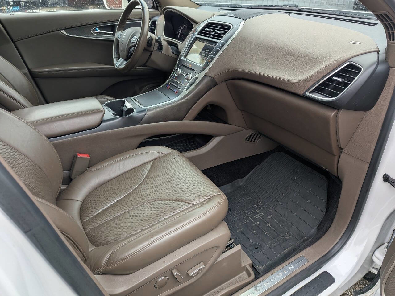 Used 2017 Lincoln MKX Reserve w/ Driver Assistance Package image 9