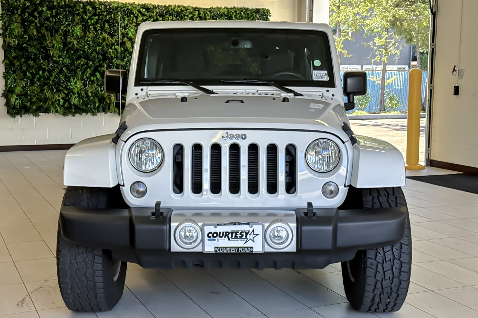 Used 2015 Jeep Wrangler Unlimited Sahara w/ Connectivity Group AWD/4WD image 9