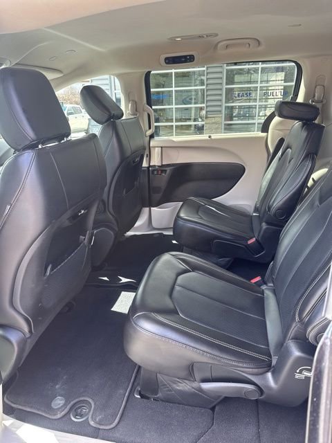 Used 2023 Chrysler Pacifica Touring-L image 20