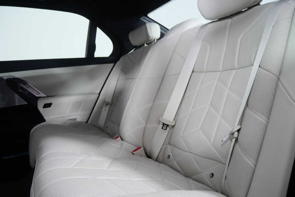 Used 2026 BMW 750e xDrive w/ Executive Package AWD/4WD image 16