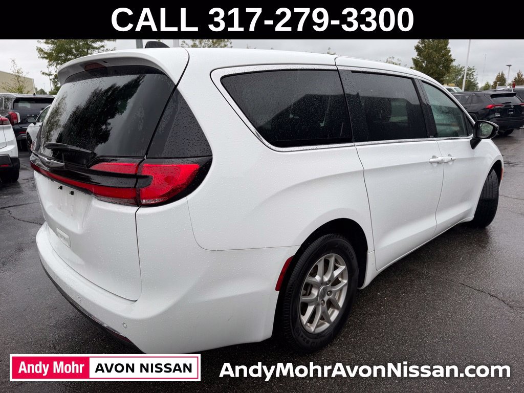 Used 2025 Chrysler Pacifica Select FWD image 4