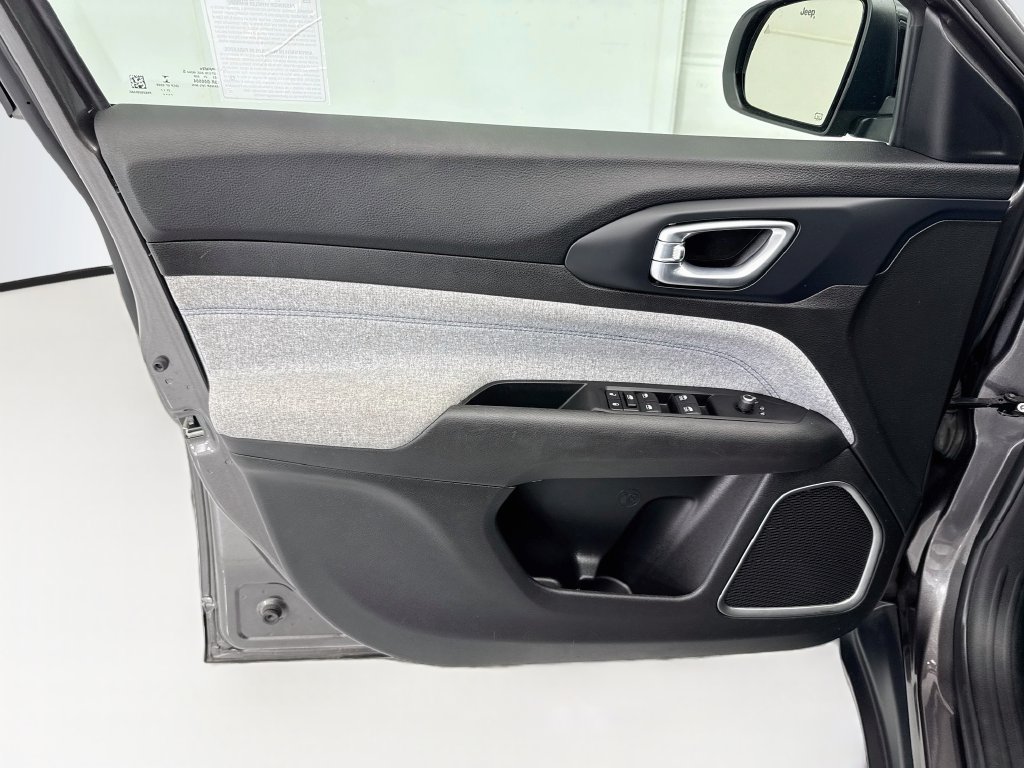 Used 2022 Jeep Compass Latitude FWD image 22