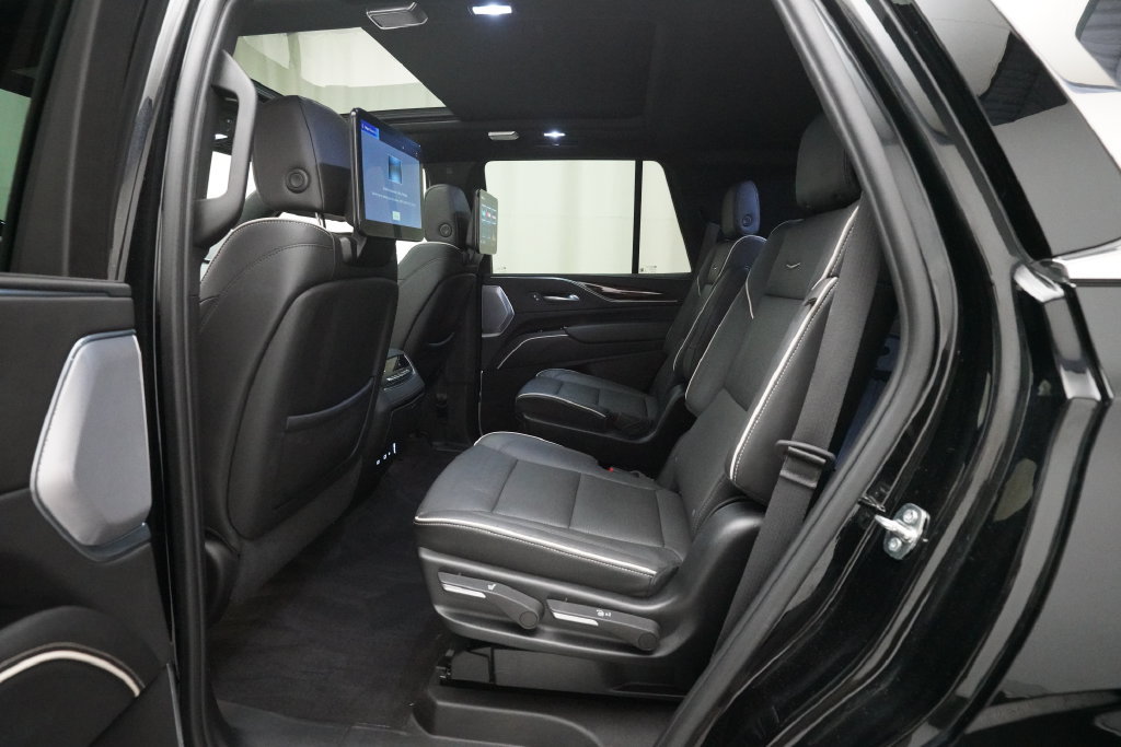 Used 2023 Cadillac Escalade Premium Luxury w/ Performance Package AWD/4WD image 15