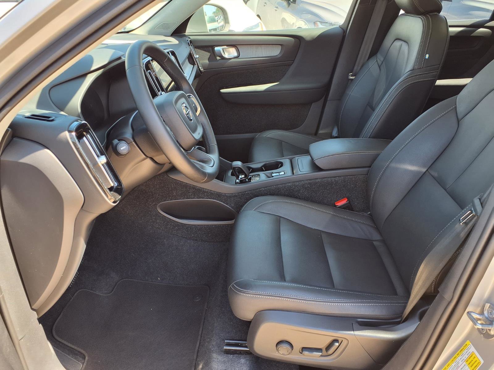 Certified 2025 Volvo XC40 B5 Core AWD/4WD image 22