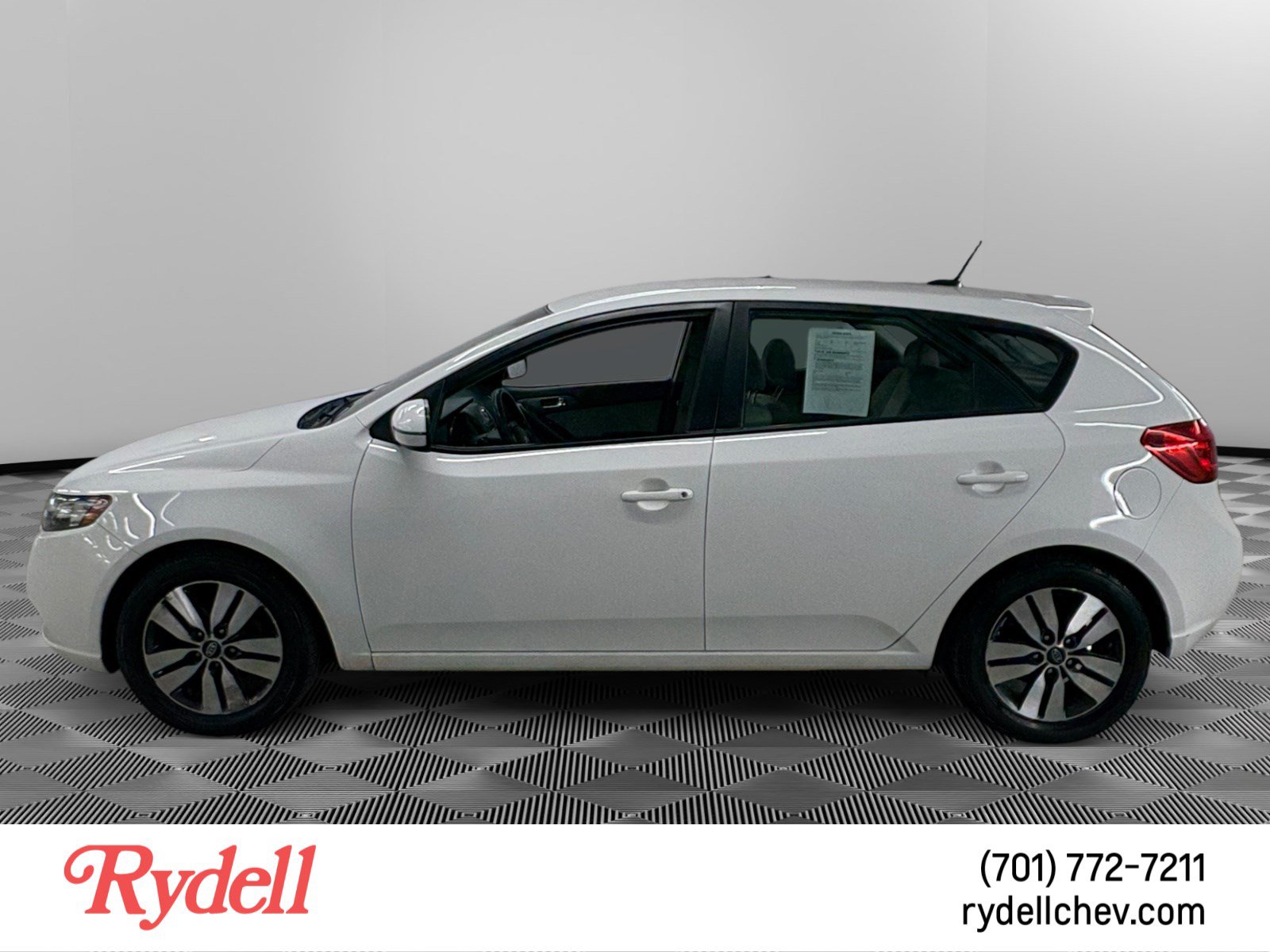 Used 2013 Kia Forte EX FWD image 2