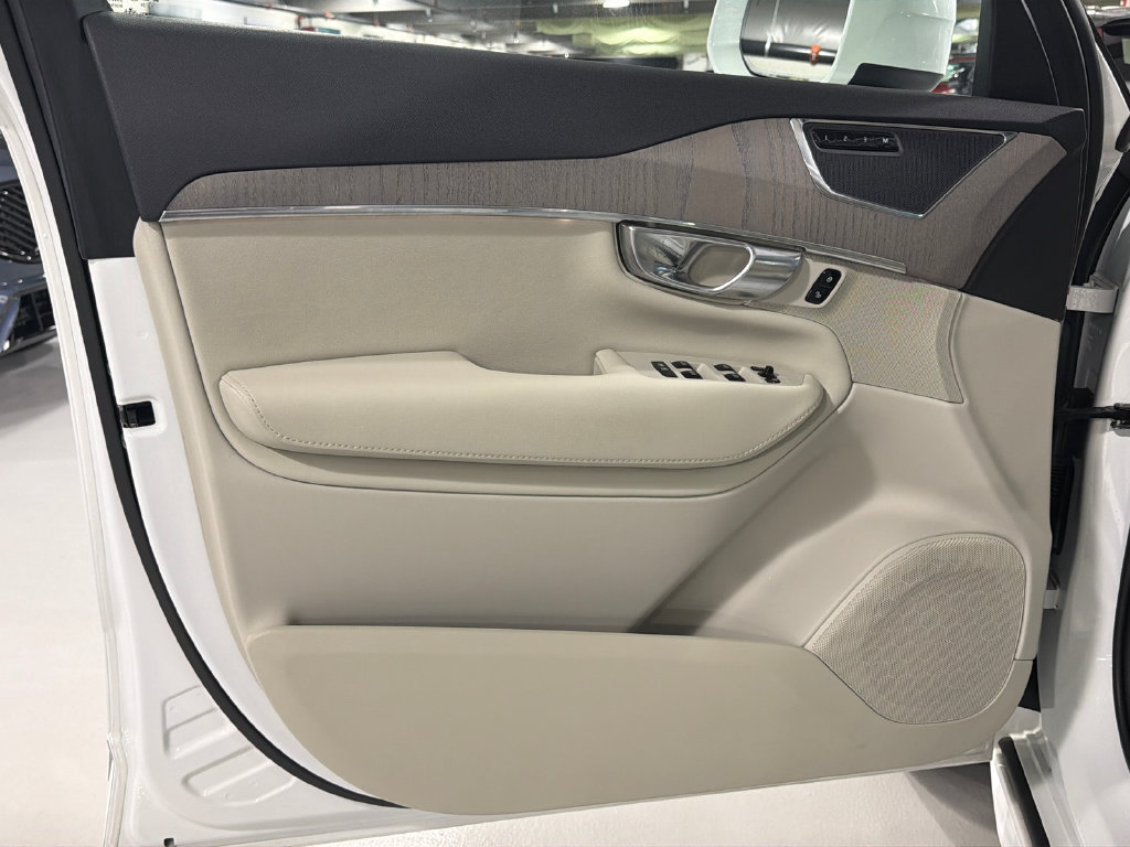 Certified 2025 Volvo XC90 T8 Plus w/ Protection Package Premier AWD/4WD image 9
