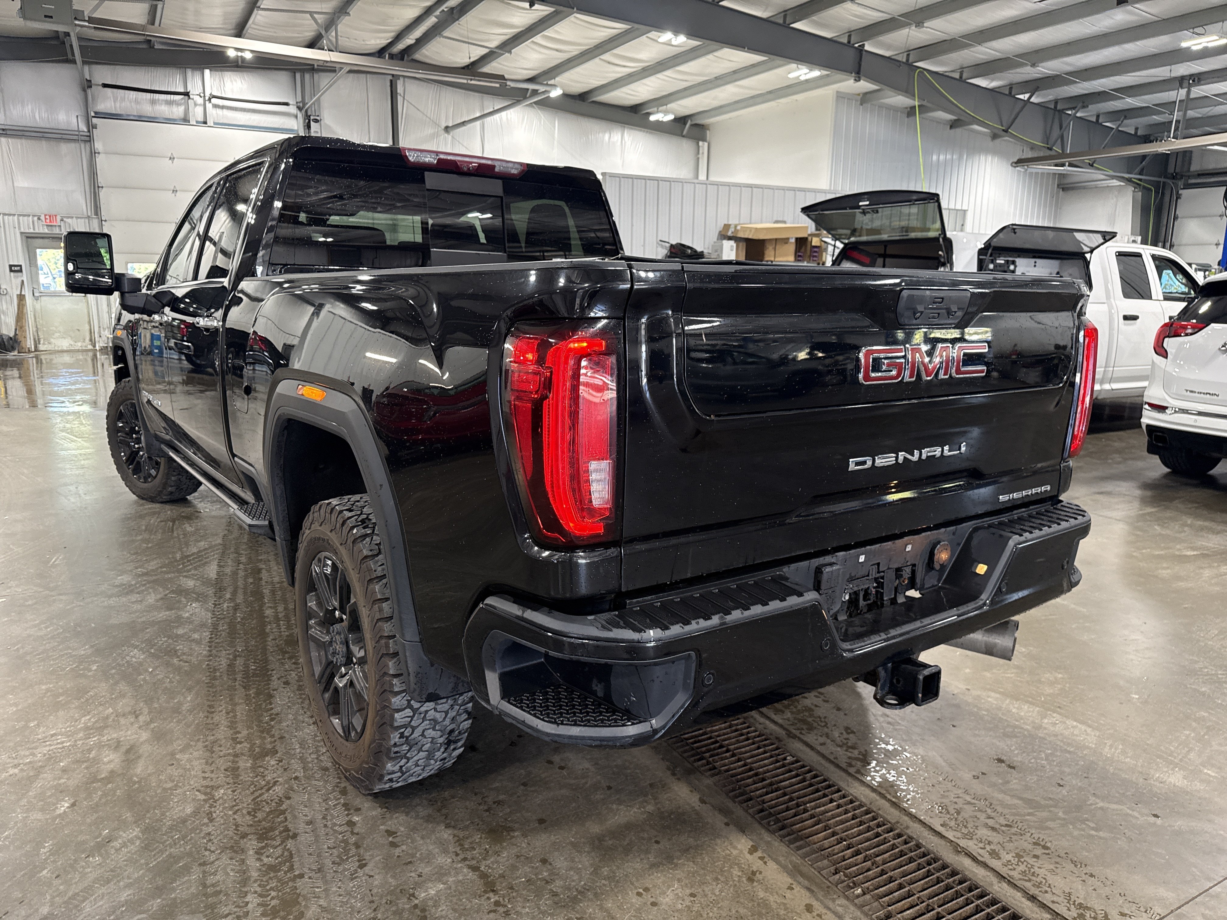 Used 2023 GMC Sierra 2500 Denali w/ Denali Black Diamond Edition AWD/4WD image 4