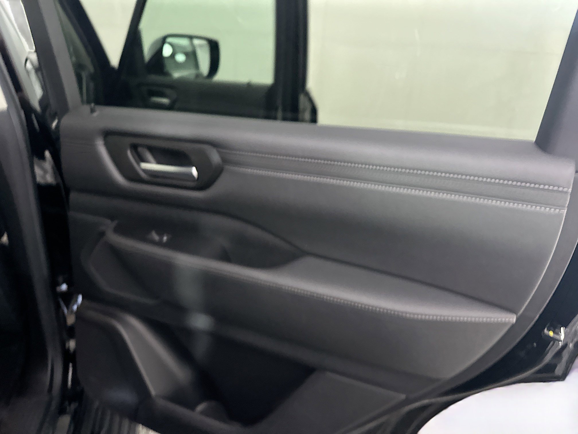 Used 2025 Nissan Armada SV image 30