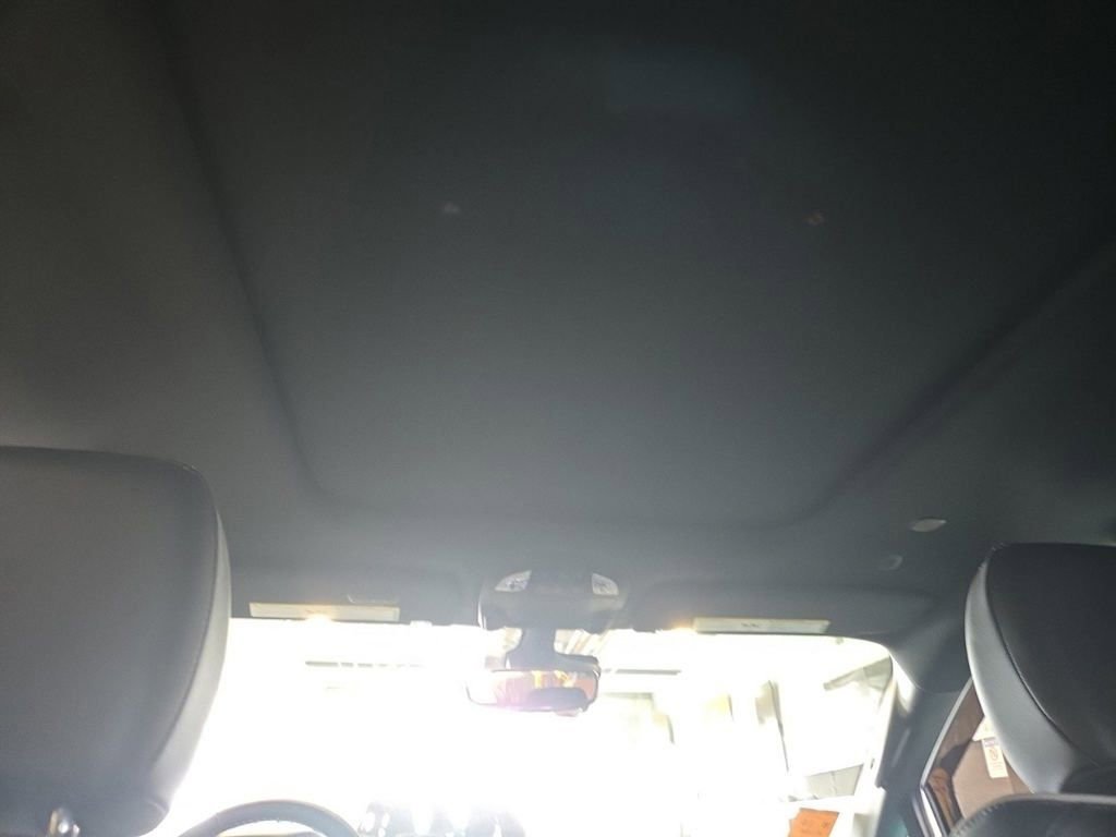 Used 2025 Chrysler Pacifica Limited image 5