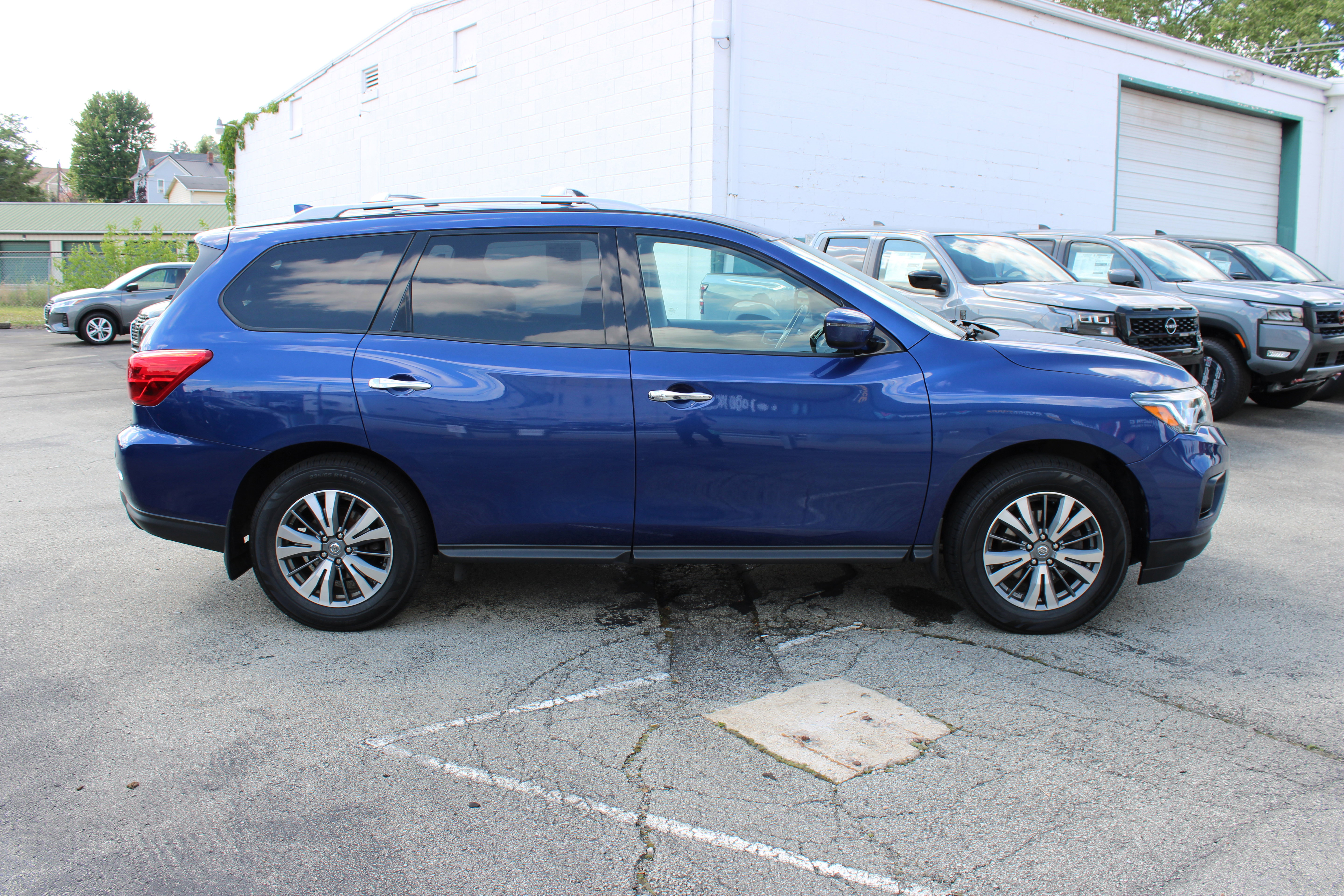 Used 2020 Nissan Pathfinder SV AWD/4WD image 9