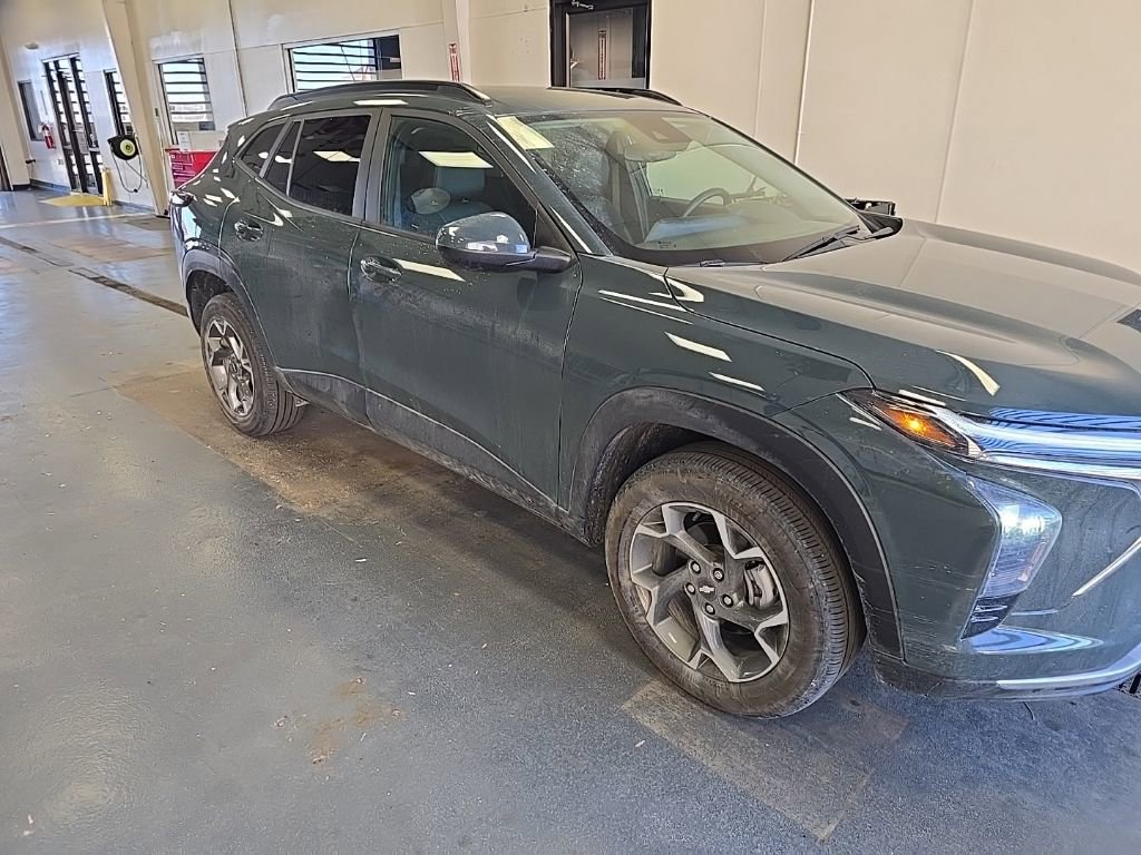 Used 2025 Chevrolet Trax LT w/ Driver Confidence Package image 1