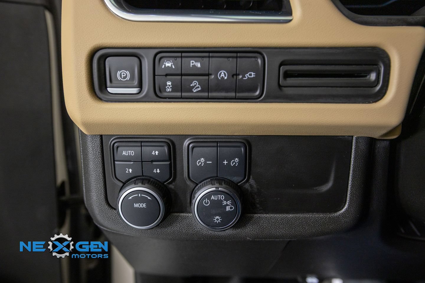 Used 2022 Chevrolet Suburban Premier AWD/4WD image 13