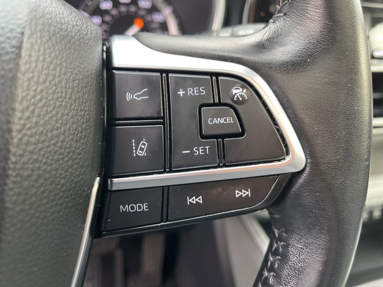 Used 2020 Toyota Highlander XLE AWD/4WD image 29