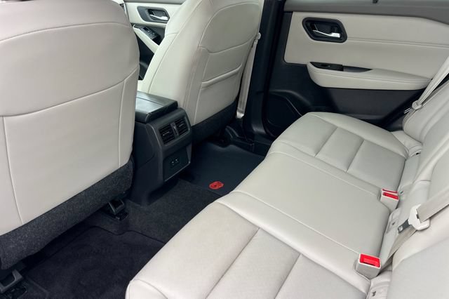 Used 2023 Nissan Rogue SV w/ SV Premium B Package FWD image 15