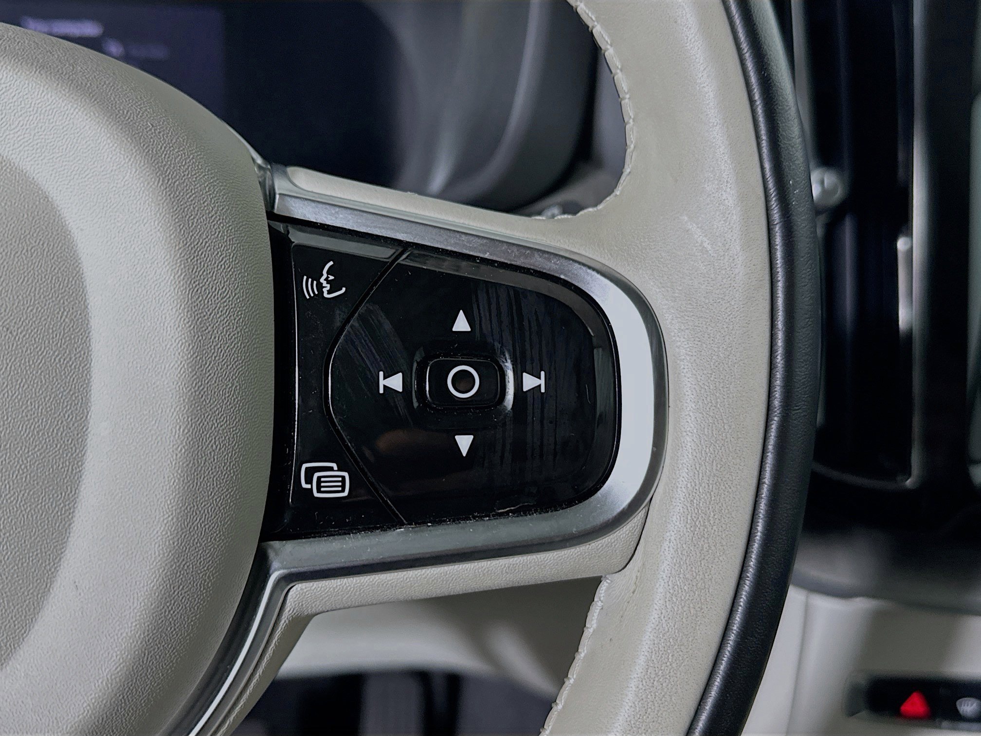 Used 2023 Volvo XC60 B5 Plus w/ Protection Package Premier image 17