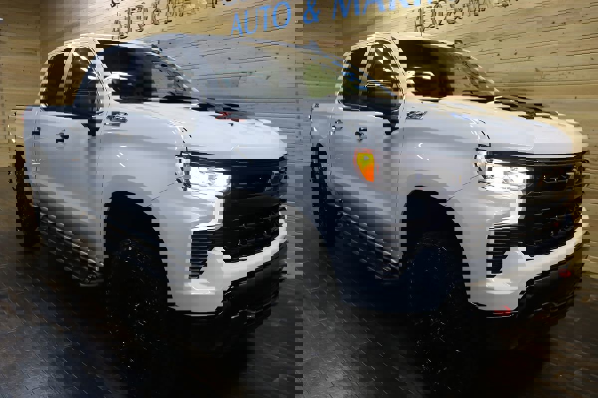 Used 2024 Chevrolet Silverado 1500 LT Trail Boss w/ Convenience Package II image 2