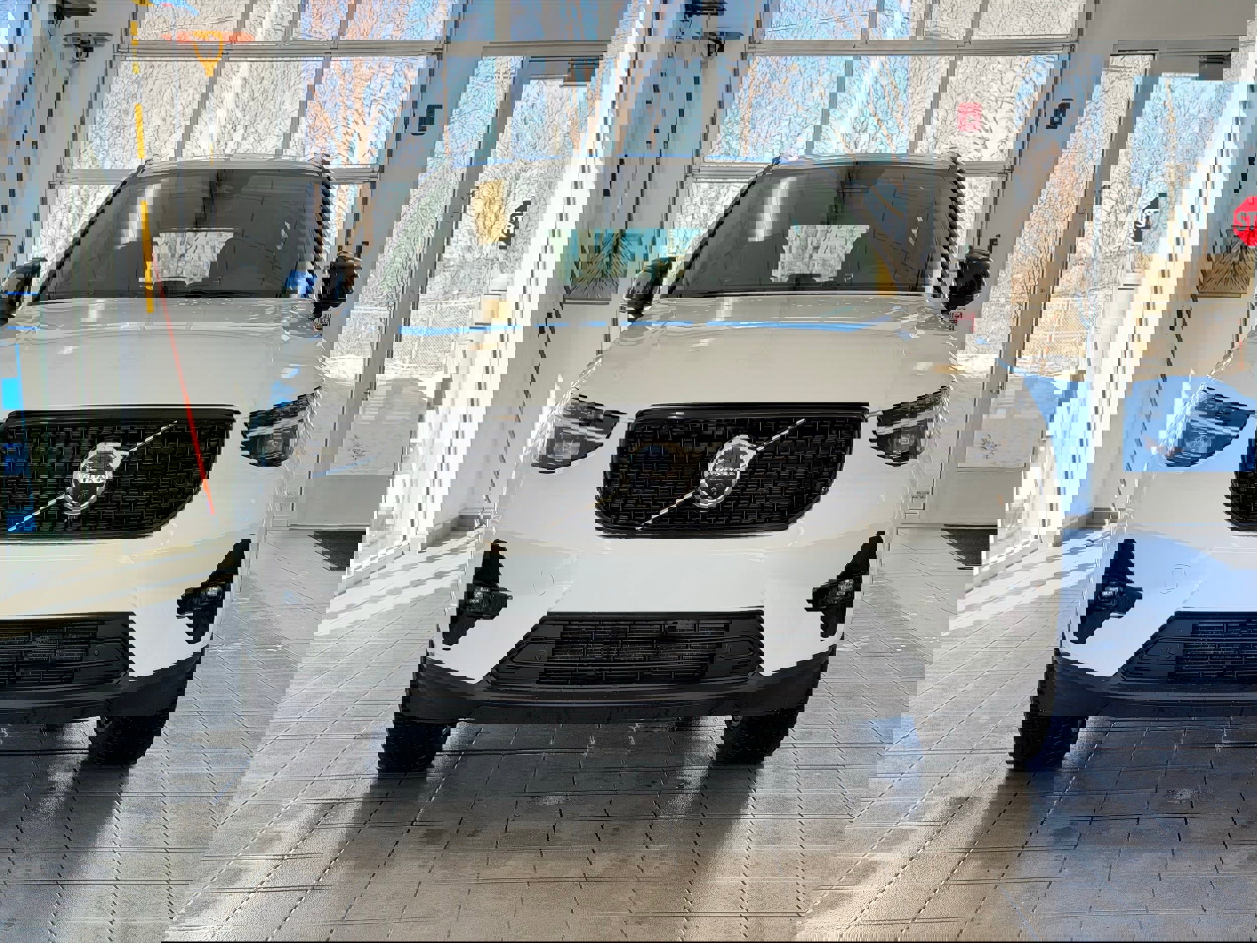Certified 2025 Volvo XC40 B5 Plus image 3