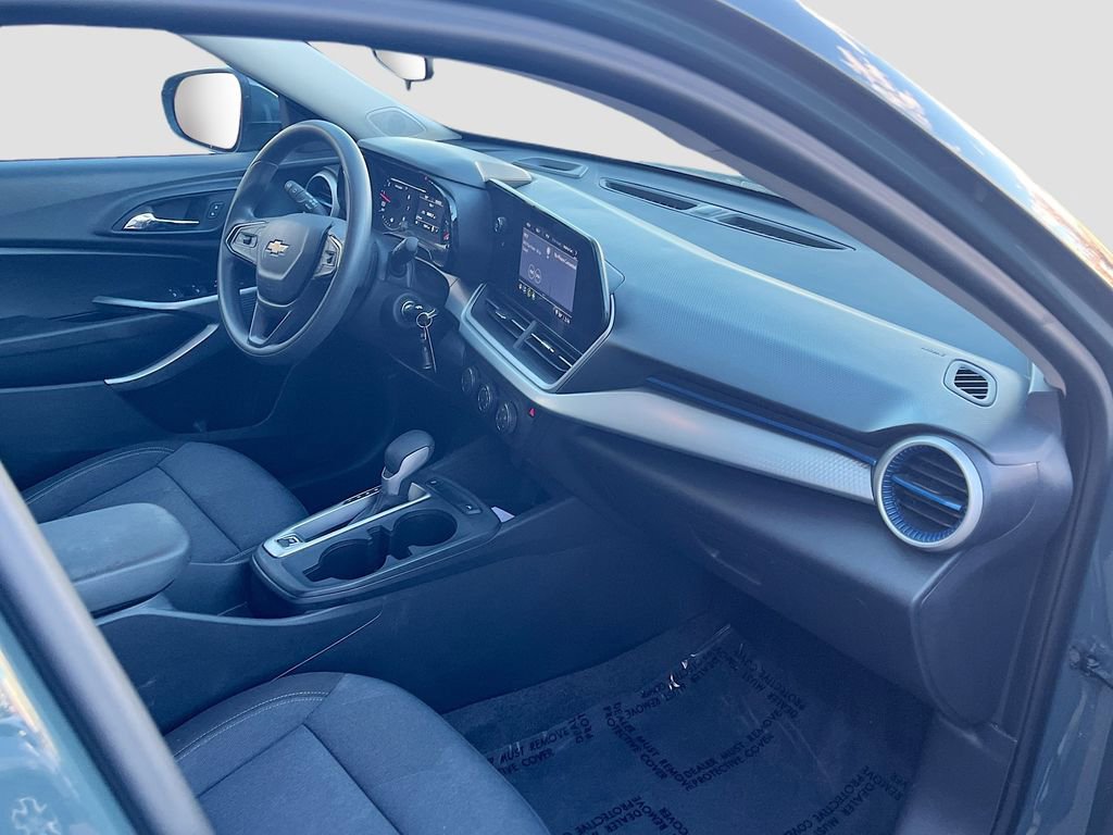 Used 2025 Chevrolet Trax LS w/ LS Convenience Package image 27