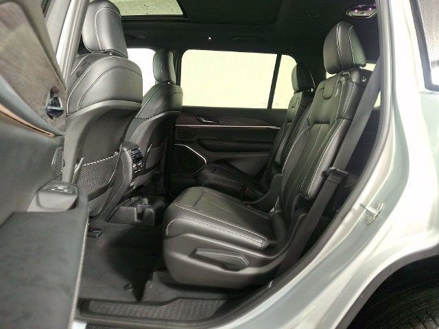 Used 2025 Jeep Grand Cherokee L Limited w/ Black Appearance Package AWD/4WD image 13