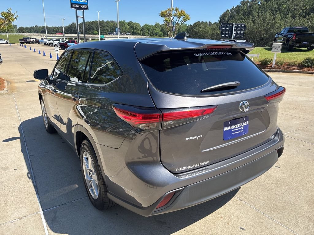 Used 2021 Toyota Highlander LE FWD image 16