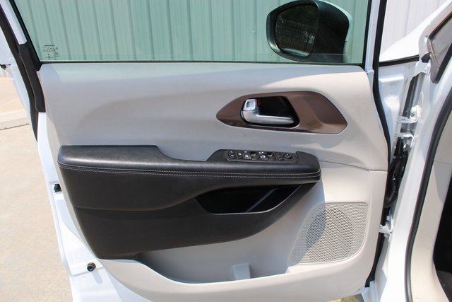 Used 2021 Chrysler Voyager LX image 14