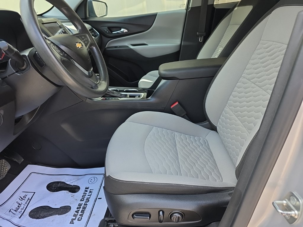 Used 2020 Chevrolet Equinox LS w/ LS Convenience Package AWD/4WD image 2