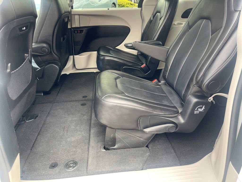 Used 2024 Chrysler Pacifica Touring-L FWD image 18