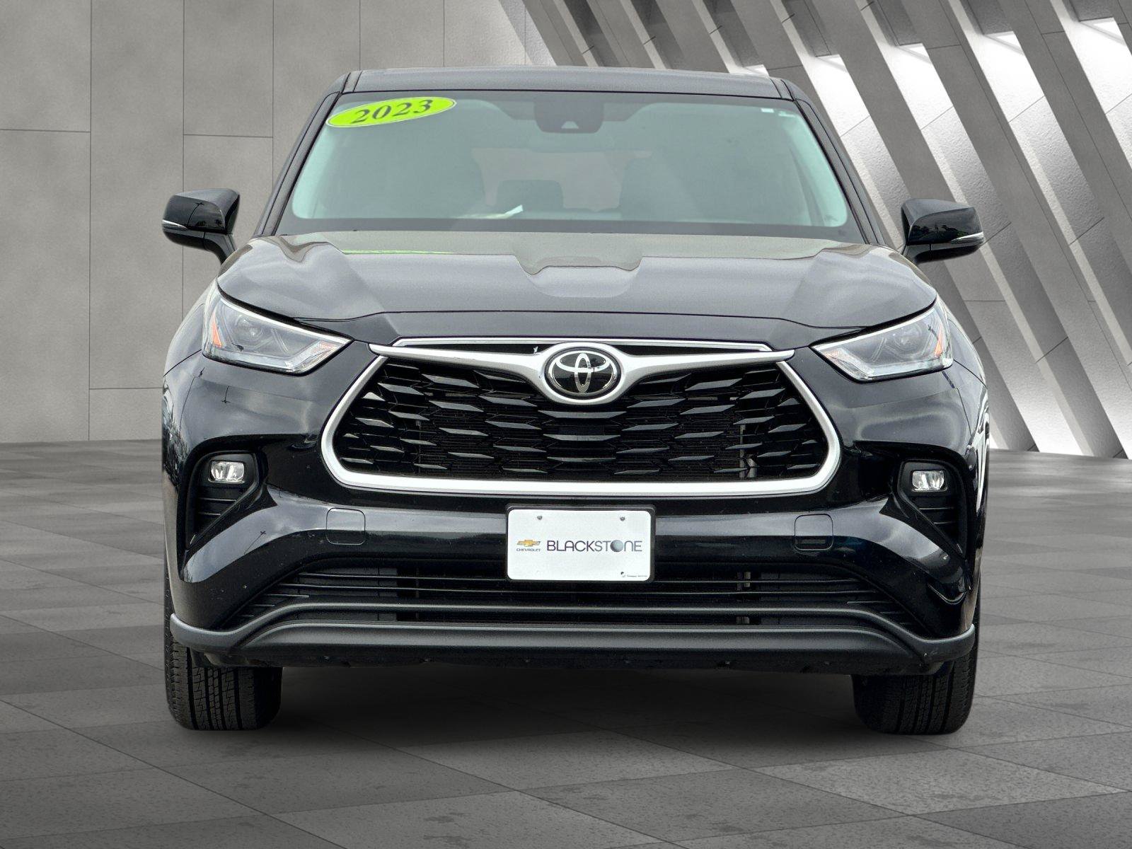 Used 2023 Toyota Highlander LE AWD/4WD image 9