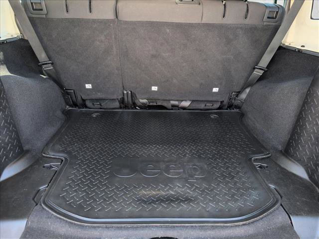 Used 2015 Jeep Wrangler Unlimited Rubicon w/ Connectivity Group AWD/4WD image 6