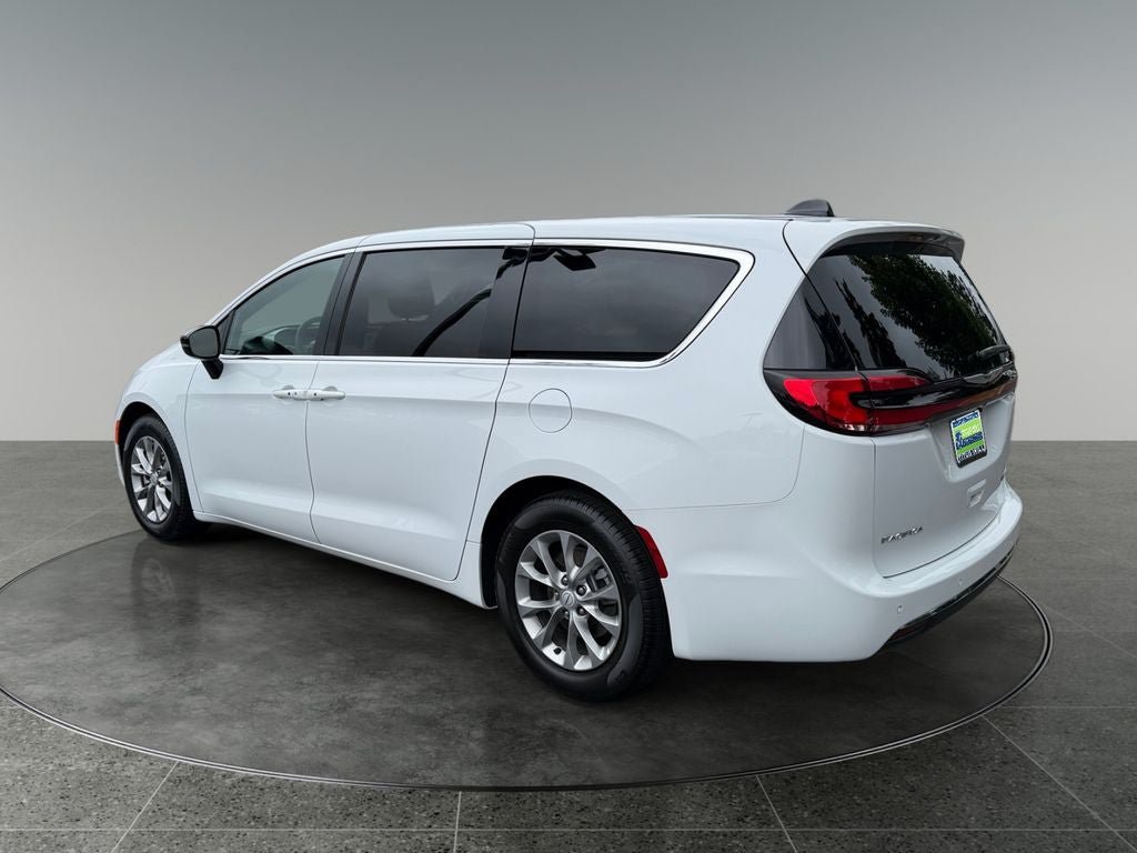 Used 2026 Chrysler Pacifica Limited FWD image 6