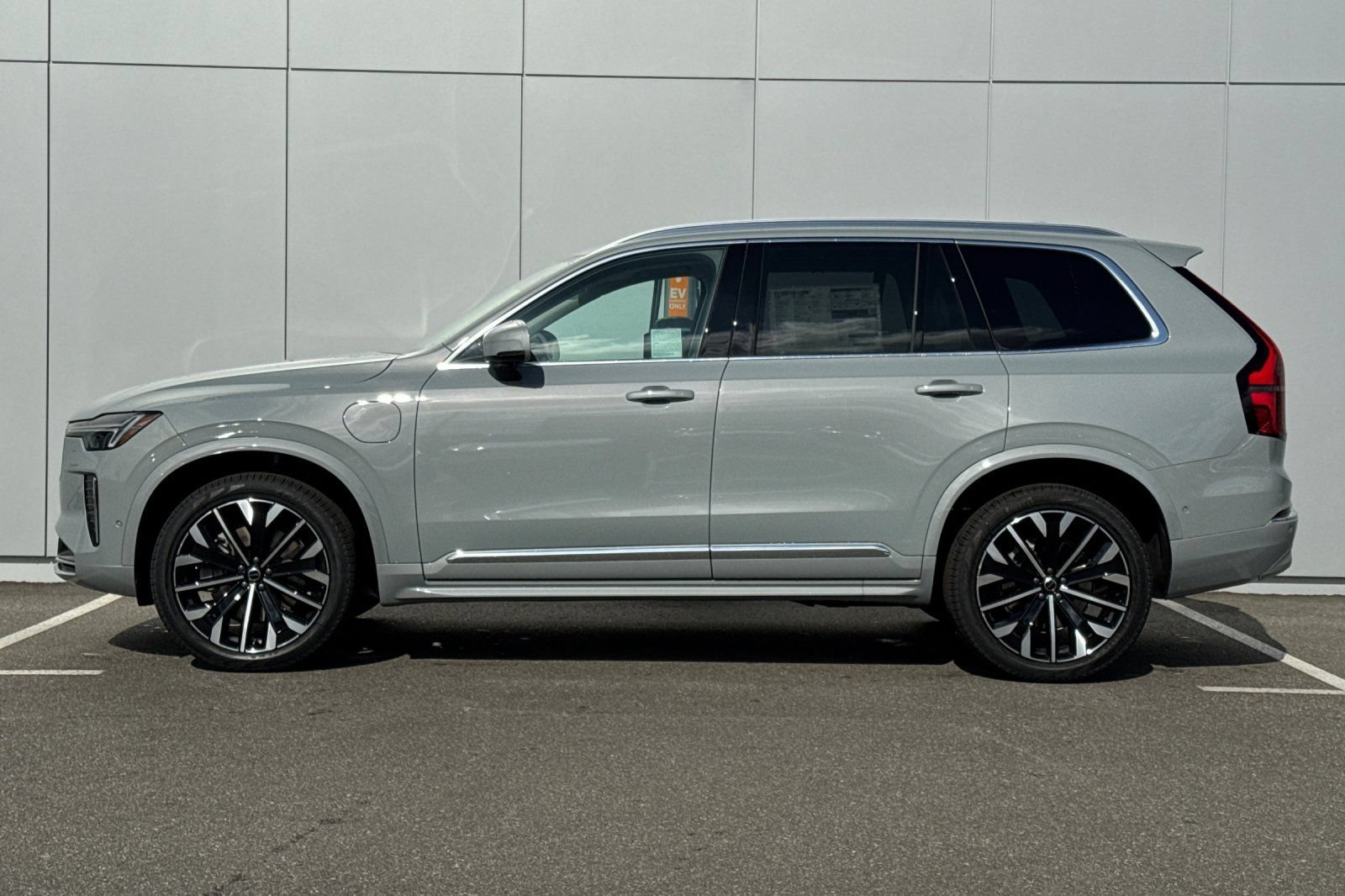 New 2026 Volvo XC90 T8 Ultra w/ Protection Package Premier AWD/4WD image 2