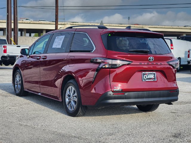 Used 2026 Toyota Sienna XLE FWD image 5