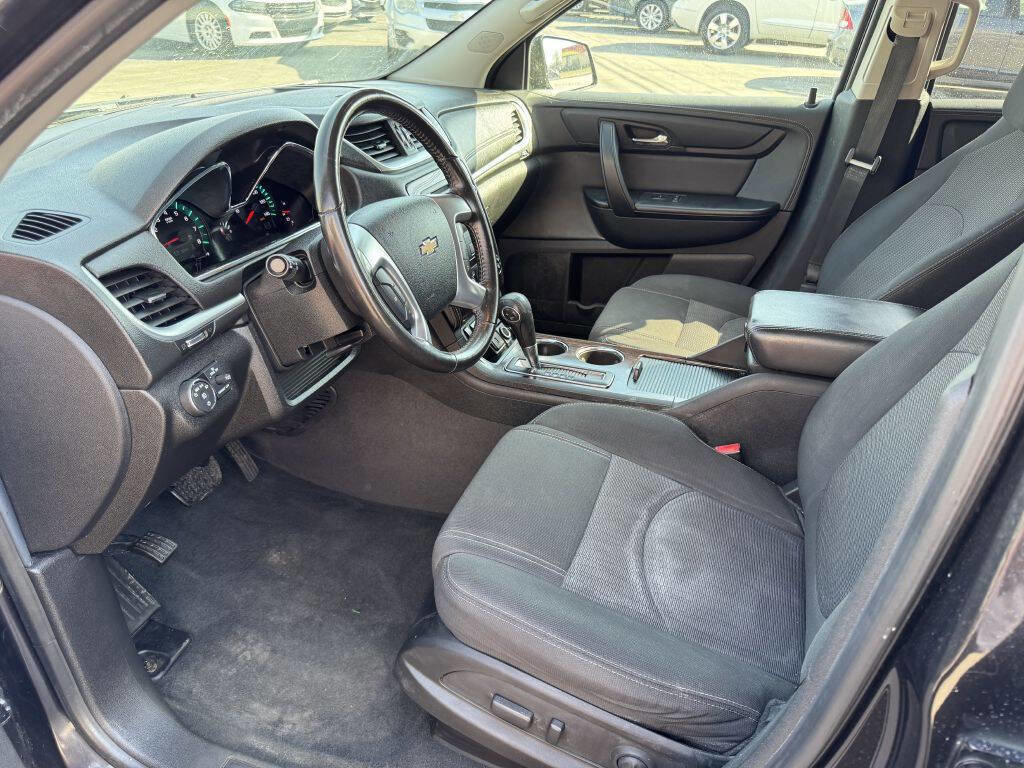 Used 2017 Chevrolet Traverse LT w/ Style and Technology Package image 12