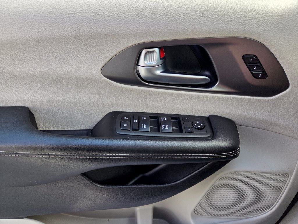 Used 2022 Chrysler Pacifica Touring-L FWD image 20