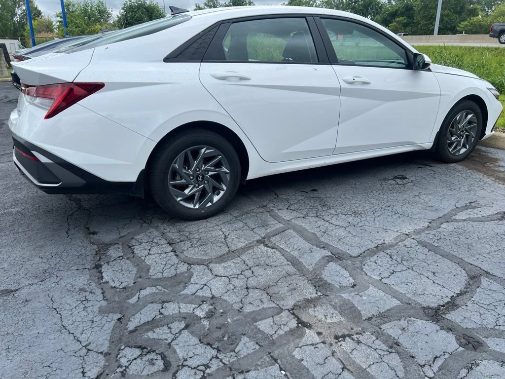 Used 2024 Hyundai Elantra Blue FWD image 13