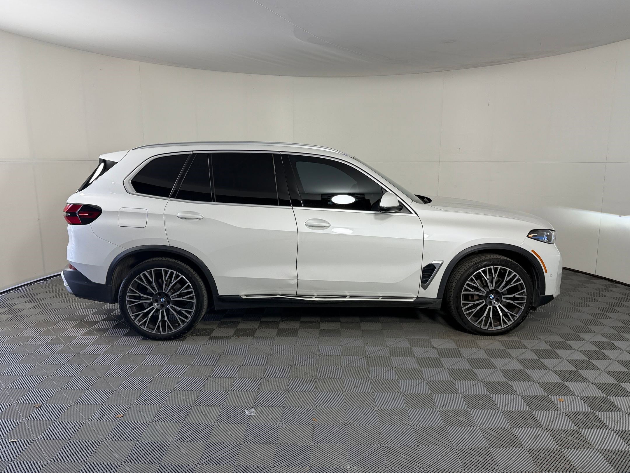 Certified 2025 BMW X5 sDrive40i w/ Executive Package RWD image 8