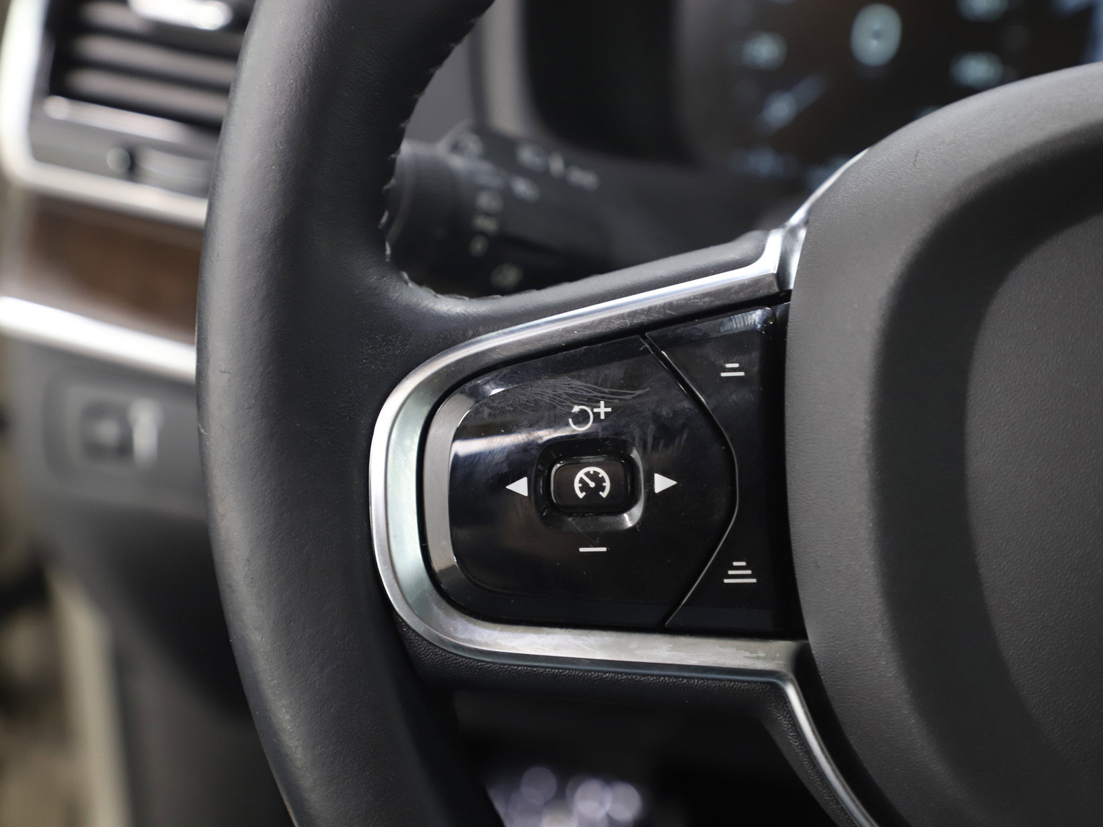 Used 2016 Volvo XC90 T6 Momentum w/ Momentum Plus Package image 29