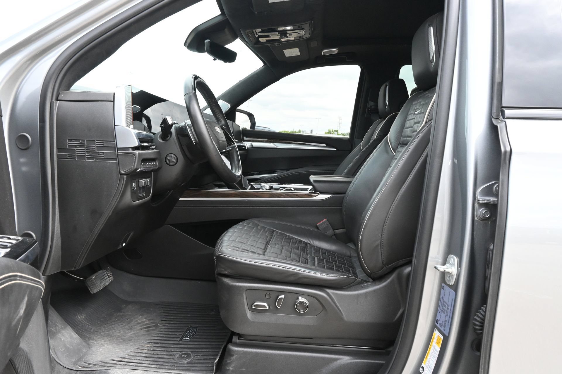 Certified 2025 Cadillac Escalade Sport Platinum w/ LPO, Floor Liner Package AWD/4WD image 19