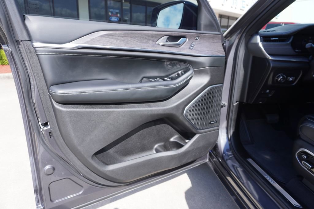 Used 2023 Jeep Grand Cherokee Overland w/ Luxury Tech Group IV AWD/4WD image 8